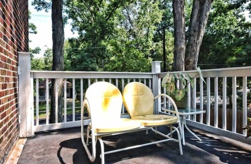 Dilworth Condo | Vibrant Dilworth 2BR King Condo | Porch | Walkable