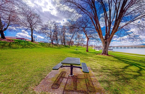 Polson Condo | Vibrant retreat with furnished patio - across the street from Flathead Lake