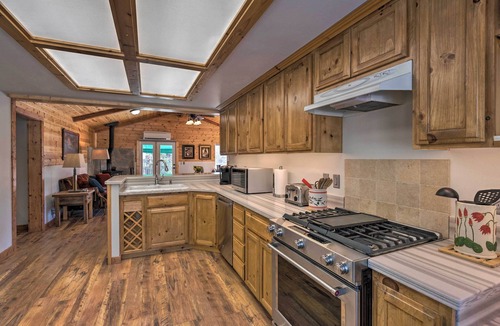 Victor Cabin | Victor Woodland Cabin Retreat w/Fire Pit