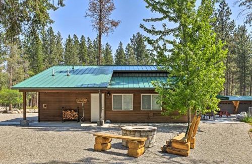 Victor House | Victor Woodland Cabin Retreat with Fire Pit