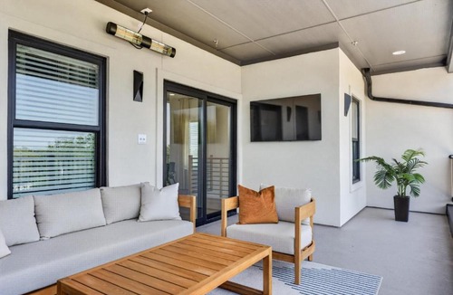 Central Arlington House | Victory Terraces F Walk to Cowboys Stadium Game room and Rooftop patio