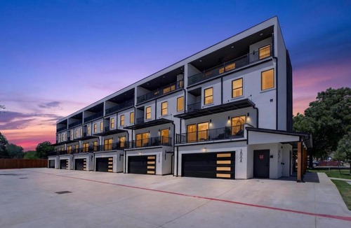 Central Arlington House | Victory Terraces F Walk to Cowboys Stadium Game room and Rooftop patio