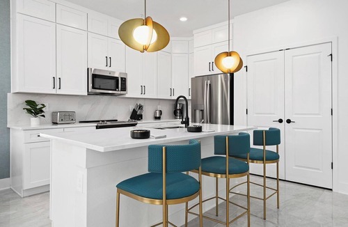 Florida Center House | Villa Aurelia | Dream Villa Near Parks w Upscale Suites, Full Kitchen & PVT Pool