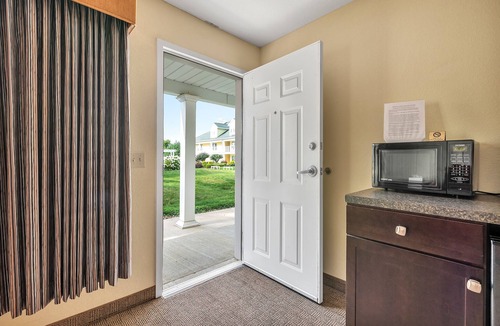 Kelleys Island Hotel | Vineyard Suite at Kelley's Island Venture Resort
