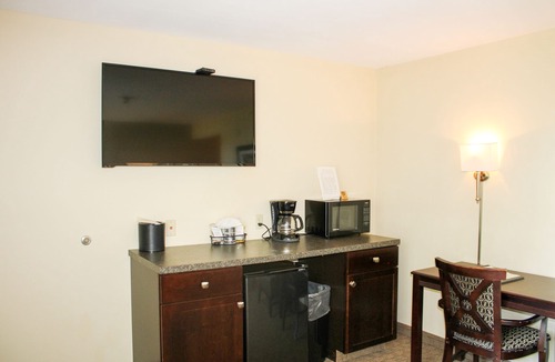 Kelleys Island Hotel | Vineyard Suite at Kelley's Island Venture Resort