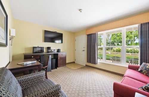 Kelleys Island Hotel | Vineyard Suite at Kelley's Island Venture Resort