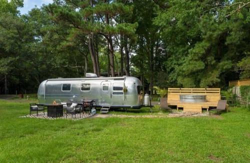 Bayshore House | Vintage Airstream Glamping w/Cowboy Pool Near Wilmington