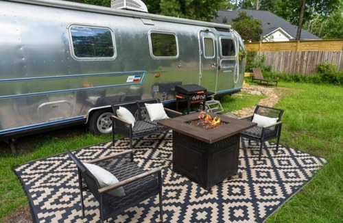 Bayshore House | Vintage Airstream Glamping w/Cowboy Pool Near Wilmington