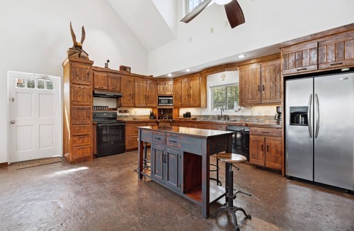 Union County House | Vintage Rock at Mimosa Lake Retreat - 24 Acre Lakefront Property