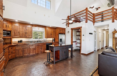 Union County House | Vintage Rock at Mimosa Lake Retreat - 24 Acre Lakefront Property