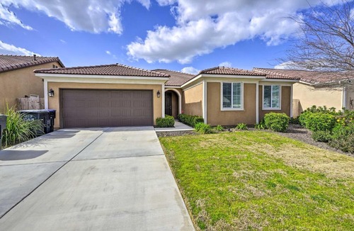 Visalia House | Visalia Home w/Yard: 4 Mi to Downtown!