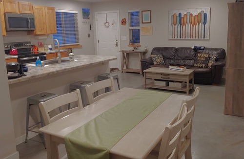 St. Regis House | Waffle Cottage Bed & Breakfast ❤ FREE Minigolf ❤ Hot Tub ❤ Fenced Yard