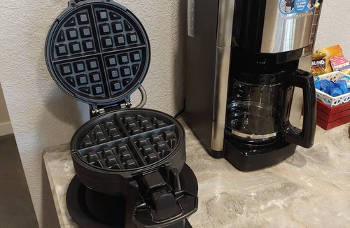 St. Regis House | Waffle Cottage Bed & Breakfast ❤ FREE Minigolf ❤ Hot Tub ❤ Fenced Yard