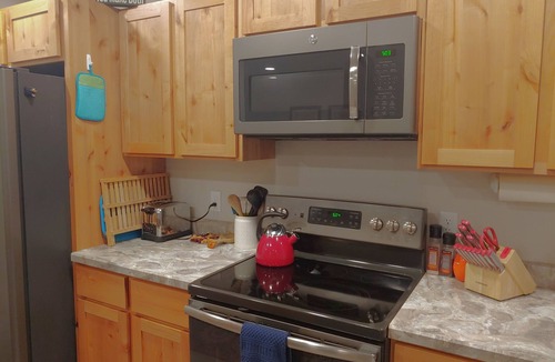 St. Regis House | Waffle Cottage Bed & Breakfast ❤ FREE Minigolf ❤ Hot Tub ❤ Fenced Yard
