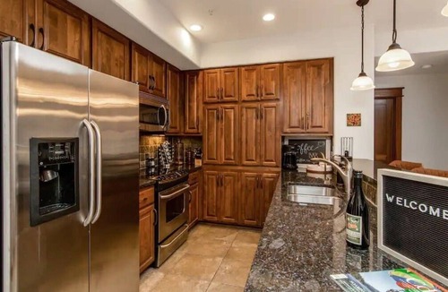 Coeur d'Alene Condo | Walk Everywhere! Modern Condo with Grand Deck