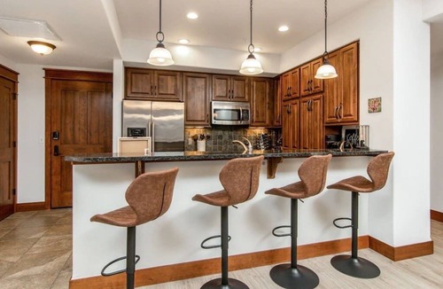 Coeur d'Alene Condo | Walk Everywhere! Modern Condo with Grand Deck