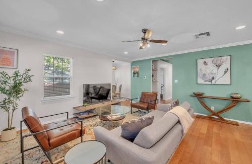 Galindo House | Walk to ACL, Fire Pit, Fenced Yard, SoCo Spot