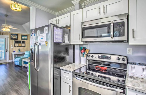 Myrtle Beach Cottage | Walk to Apache Pier: Coastal Condo w/Pool Access