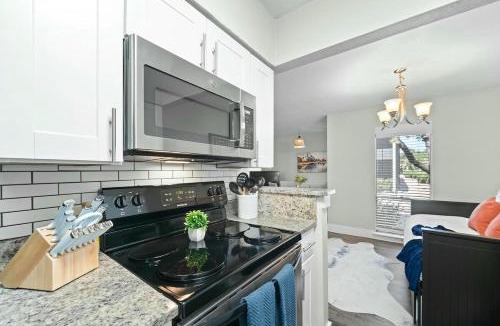 Arlington Apartment | Walk to AT&T Stadium, Sleeps 10