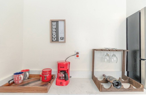 Pill Hill Apartment | Walk to BART- SF in minutes & Off Street parking