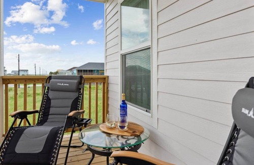 Indian Beach House | Walk to Beach | Family Retreat, Home In Galveston Texas