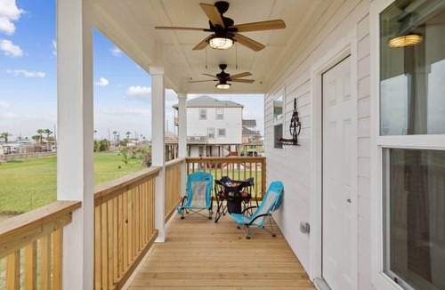 Indian Beach House | Walk to Beach | Family Retreat, Home In Galveston Texas