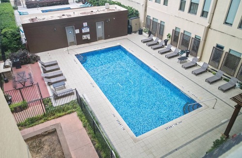 Downtown Dallas Apartment | Walk to Convention Center | Pool + Valet Parking