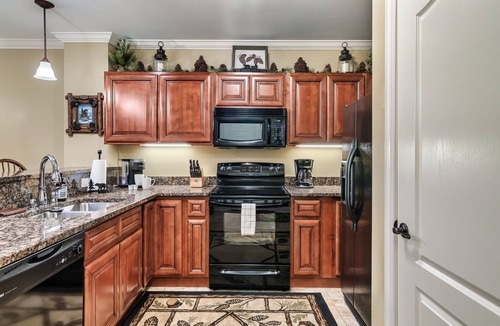 Gatlinburg Condo | Walk to Downtown Gatlinburg! Cozy Condo near Convention Center & Hiking Trails!