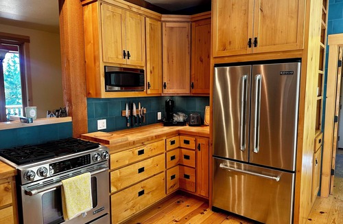 Graeagle House | Walk to Downtown Graeagle, Mill Pond & Pickleball from The Graeagle Tree House