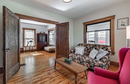 Kent House | Walk to Downtown Kent - 3 BR House w/Patio & Yard