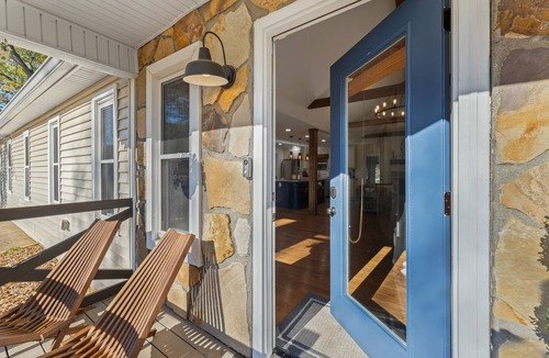 Woodstock House | Walk to Downtown Woodstock- 3 King Beds, 2 Owner’s Suites & Pet-Friendly