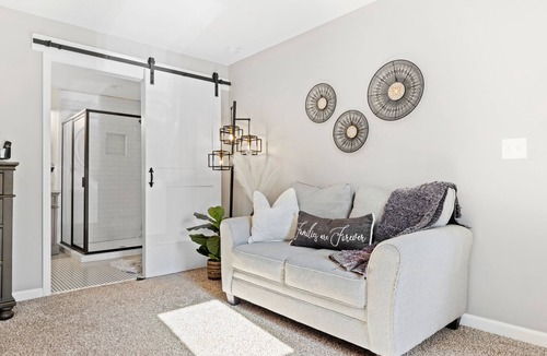 Woodstock House | Walk to Downtown Woodstock- 3 King Beds, 2 Owner’s Suites & Pet-Friendly