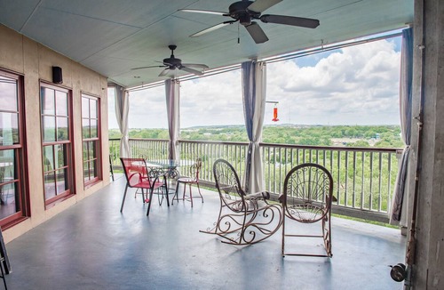 Gruene Condo | Walk to Gruene Hall!On Guadalupe River! Pets Welcome