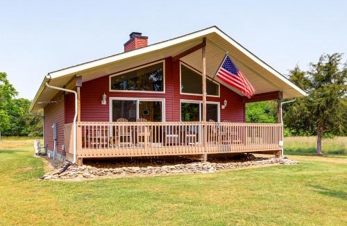 Kelleys Island House | Walk to Lake Kelleys Island Gem with Deck!