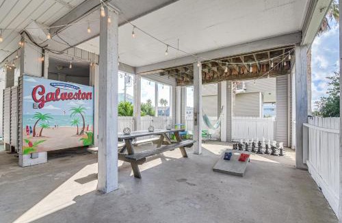Pirates Beach House | Walk to Pirates Beach: Galveston Gem w/Balcony