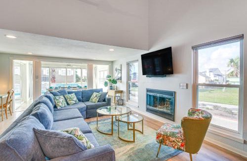 Pirates Beach House | Walk to Pirates Beach: Galveston Gem w/Balcony