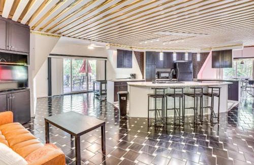 Dover House | Walk to School House Winery Home with Deck!