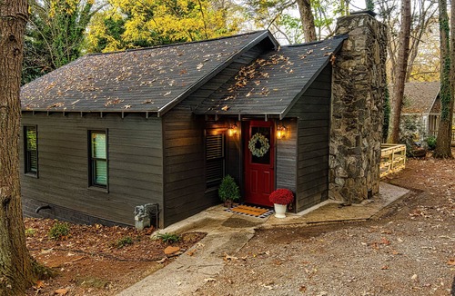 Dahlonega House | walk to square! Cozy 2 BR bungalow, moody design