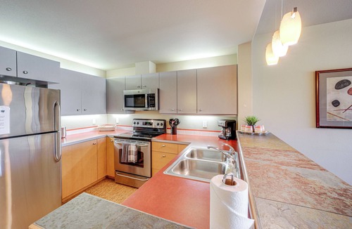 Chelan Apartment | Walk to the Lake: Chelan Condo w/Mtn Views!