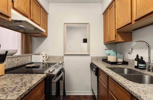 West Campus Apartment | Walk to UT Austin - 6 Min to Downtown