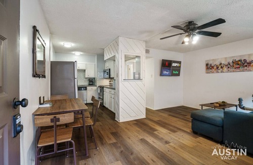 West Campus Apartment | Walk to UT/Cafes/Dining│Free Parking│Cozy Apt Sleeps 4│1BR/1BA