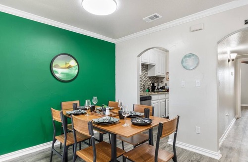Arlington Apartment | Walk to World Cup Games! Walk to AT&T & Globe Life + Small Yard