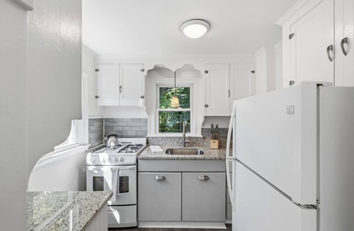 Hyannis House | Walkable Cape Cod Retreat: AC, Parking & Laundry