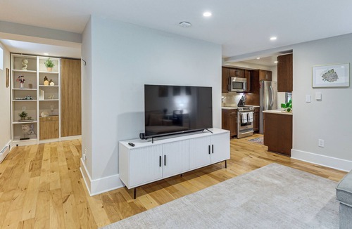 Reed-Cooke Apartment | Walkable DC Stay! Stylish Studio in Adams Morgan
