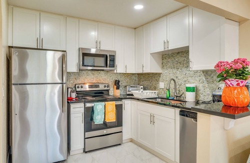 Pleasanton Condo | Walkable Pleasanton Condo Near Downtown w/Balcony