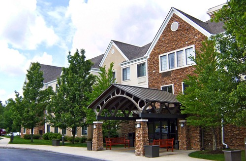 The Galleria Apartment | Walking distance to Gerald D. Hines Waterwall Park! FREE Parking & Breakfast!
