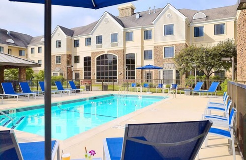 The Galleria Apartment | Walking distance to Gerald D. Hines Waterwall Park! FREE Parking & Breakfast!