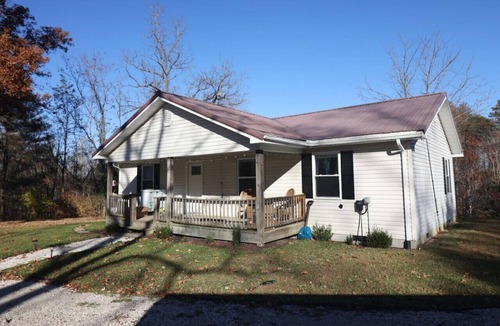 Primrose Cottage | Warm Red River Cabin w/WorkSpace & EV Charger