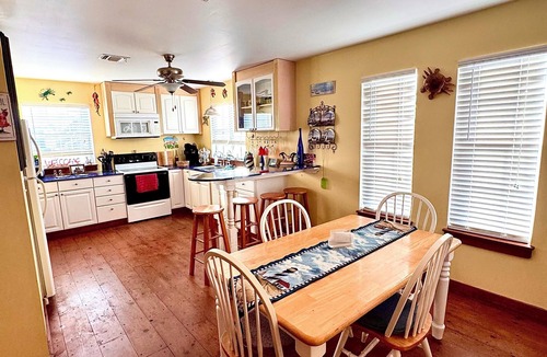 Port Lavaca House | water front home on matagorda bay sleeps 8 just 1 block from boat ramp beach