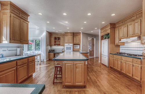 Clinton House | Water-view estate with on-site entertainment & 3 kitchens - events welcome